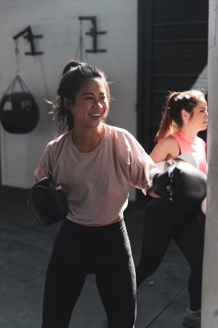 Une personne portant des gants de boxe s'entraine